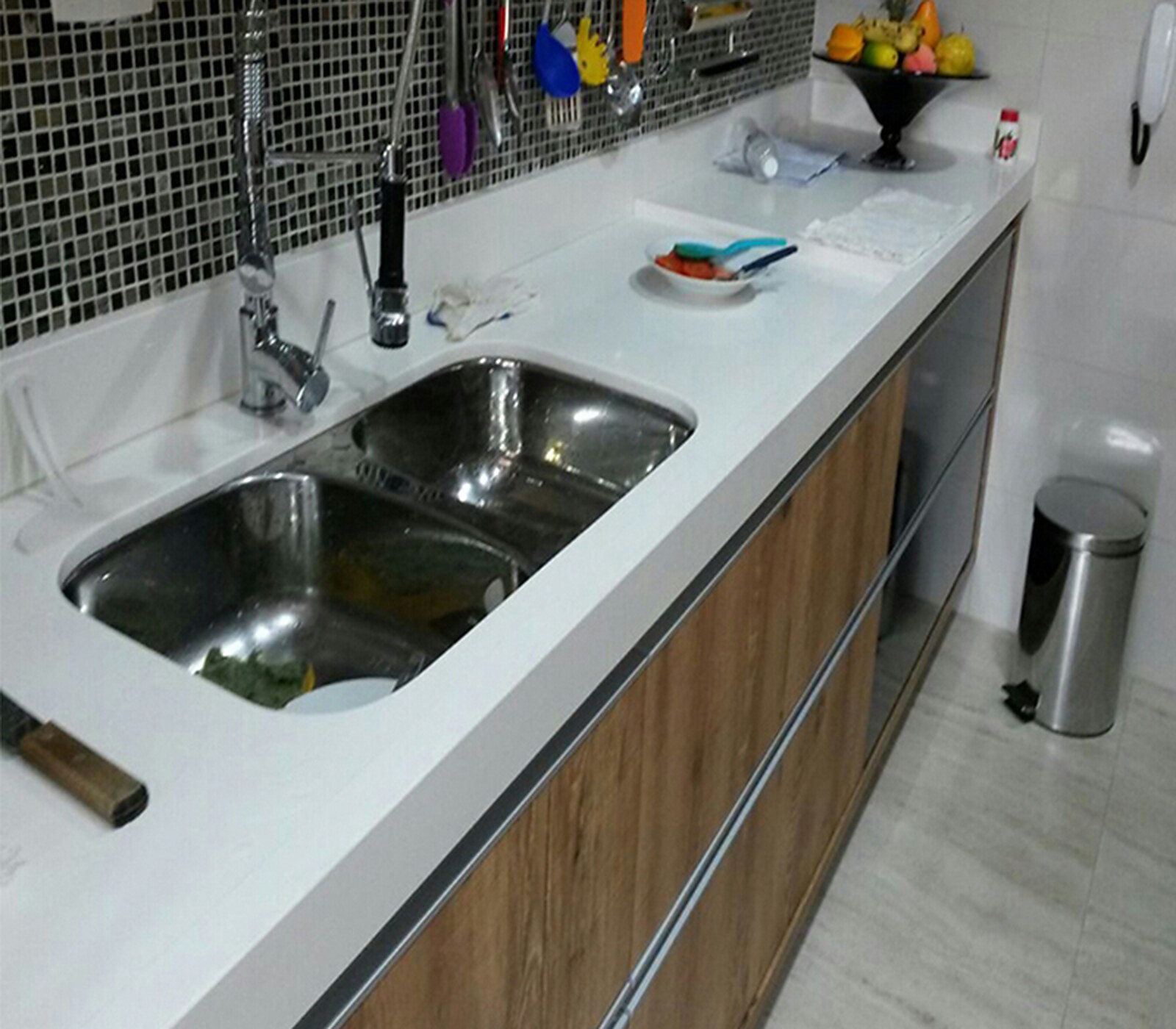 Referência visual de cozinha clara para orientar o projeto