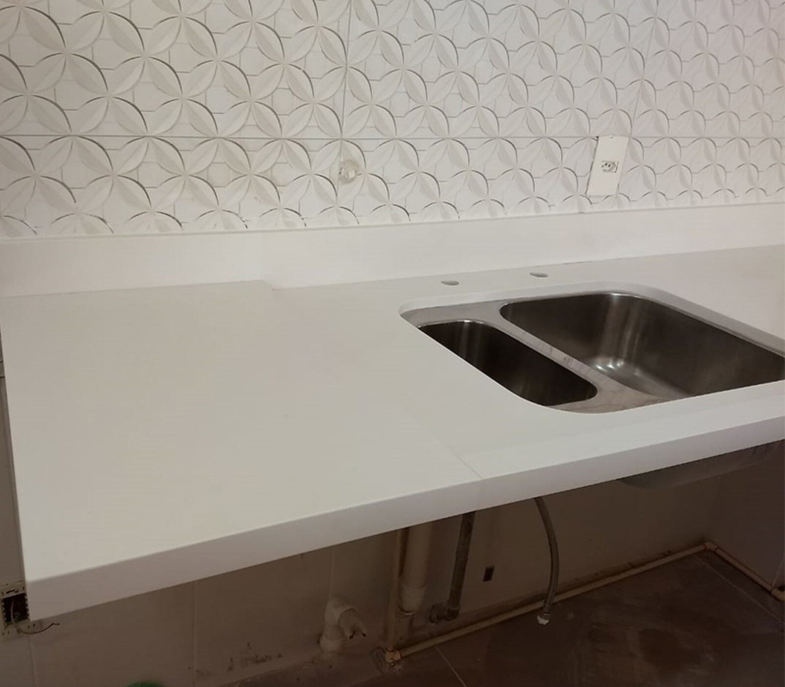 Referência visual de cozinha clara para orientar o projeto